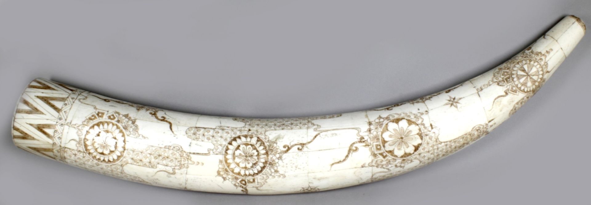 Bein-Schnitzerei, China, 20. Jh., große, gebogte Zahnform, gefertigt aus zusammengesetztenPlatt - Bild 2 aus 4