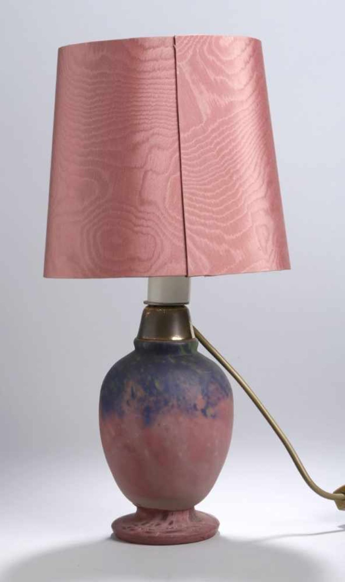 Glas-Tischlampe, wohl Frankreich, 2. Hälfte 20. Jh., ausgestellter Rundfuß mit gebauchtemKorpus
