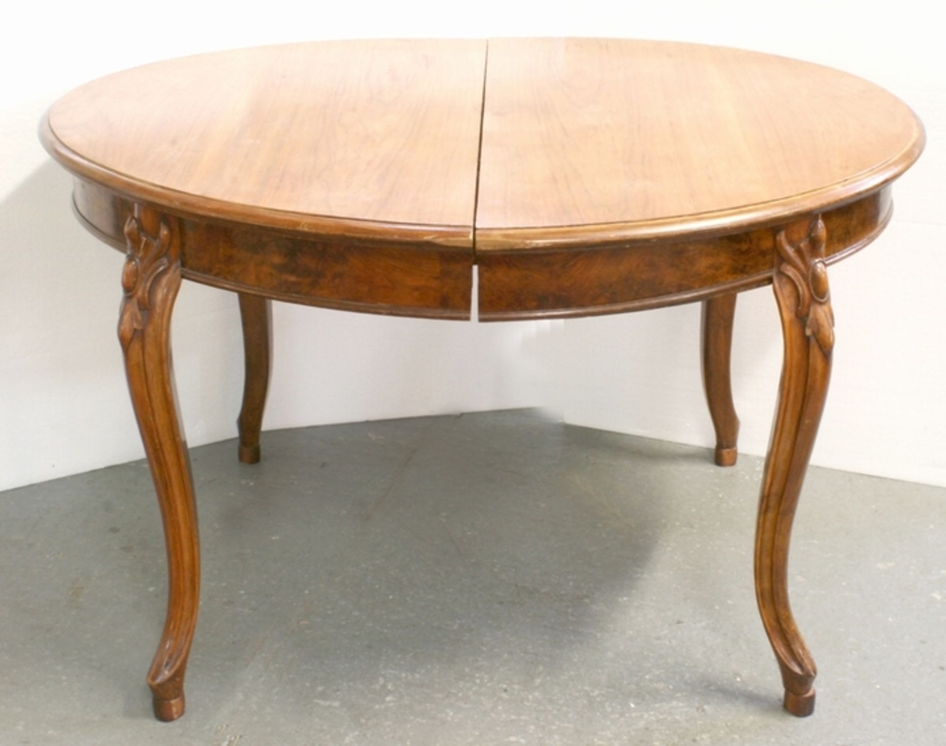 Louis Philippe-Tisch, dt., um 1860, Nuss- und Nussbaumholz furniert und massiv, oval,ausziehbar