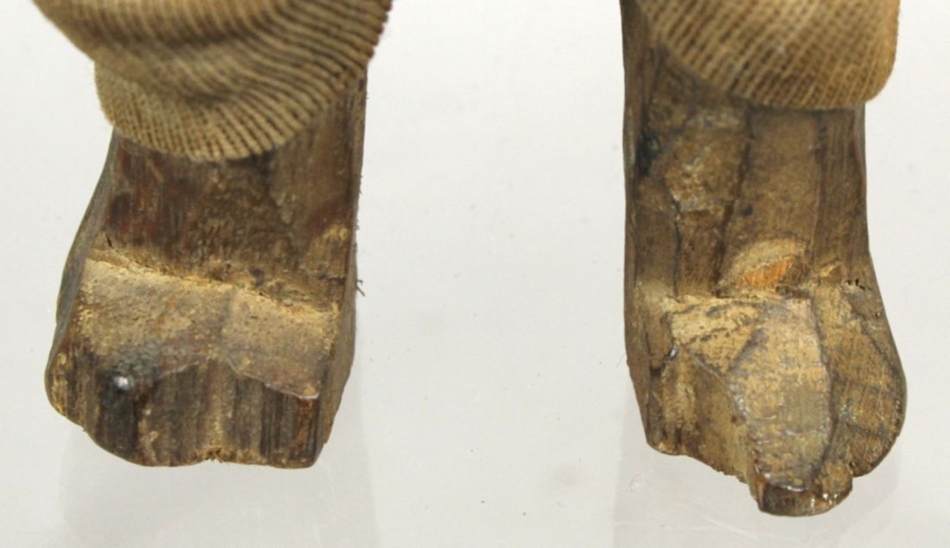 Fetisch-Figur, wohl Suku, Kongo, stehende, figürliche Darstellung, Holz, der Körper mitStoff un - Bild 4 aus 5