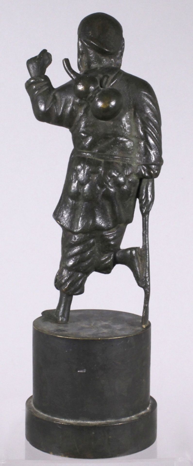 Bronze-Plastik, "Mönch", China, 18./19. Jh., auf zylindrischem Rundsockel mit abgesetztemStand - Bild 3 aus 7