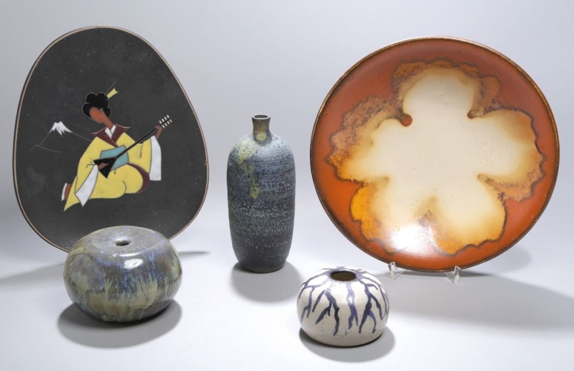 Keramik-Konvolut, 5-tlg., unterschiedliche Objekte, Formen, Größen und Dekore