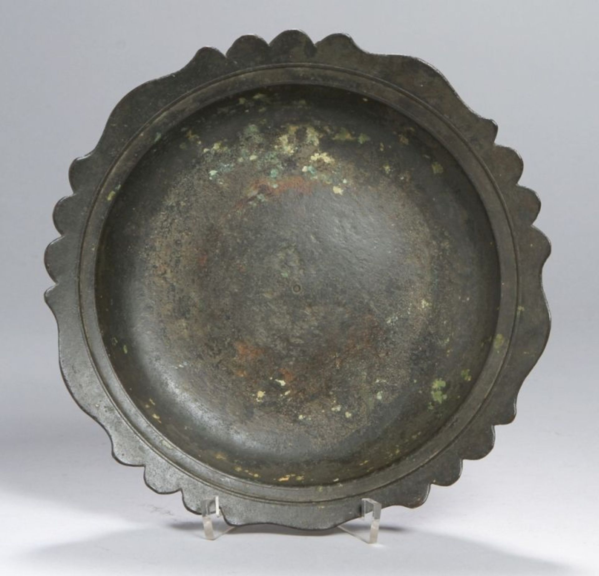 Bronze-Zierschale, China, Ming-Dynastie oder früher, runde, gemuldete Form mit ringförmigabgese