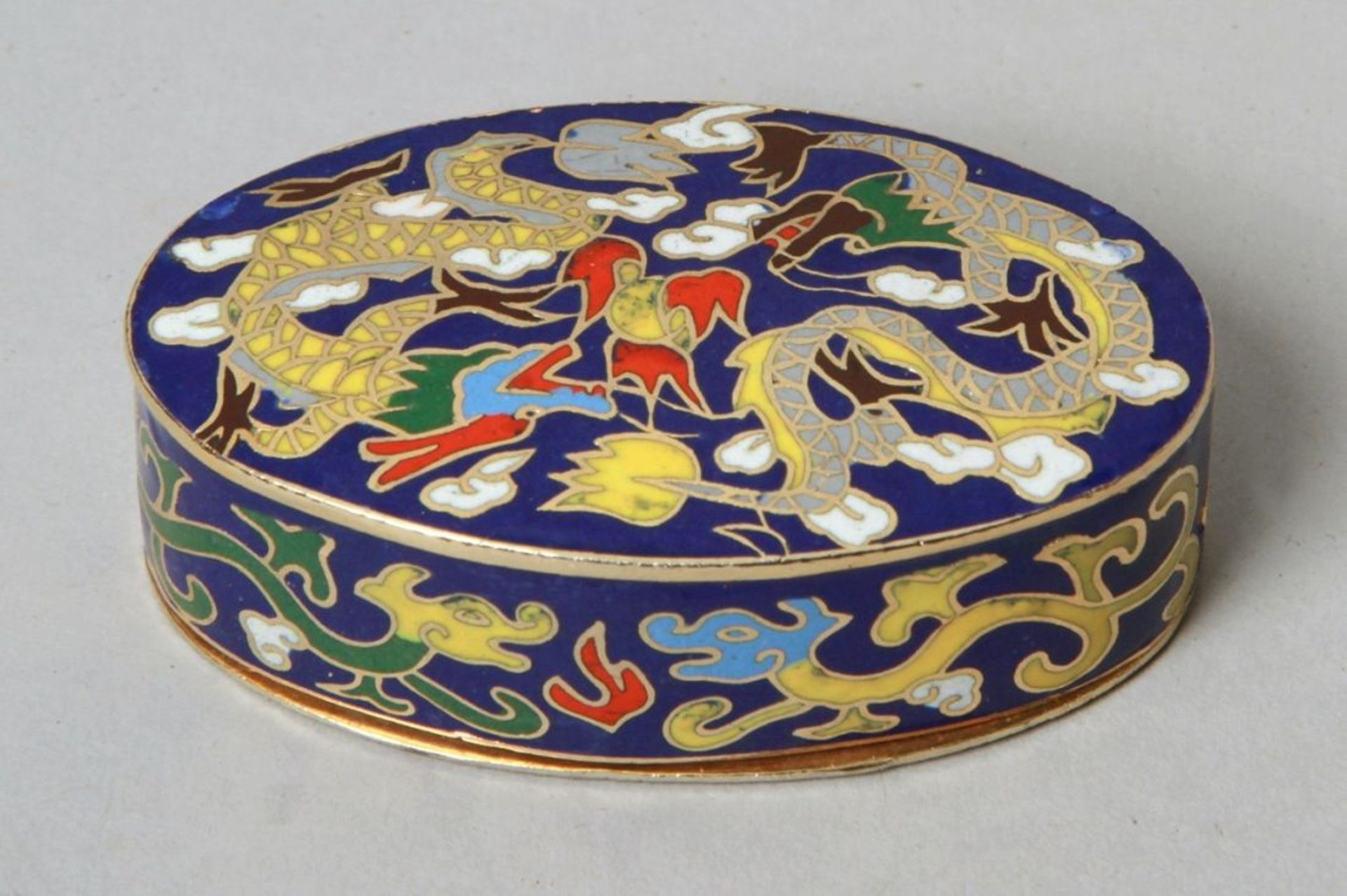 Cloisonné-Deckeldöschen, China, neuzeitlich, ovale Form mit Stülpdeckel, polychromausemailliert