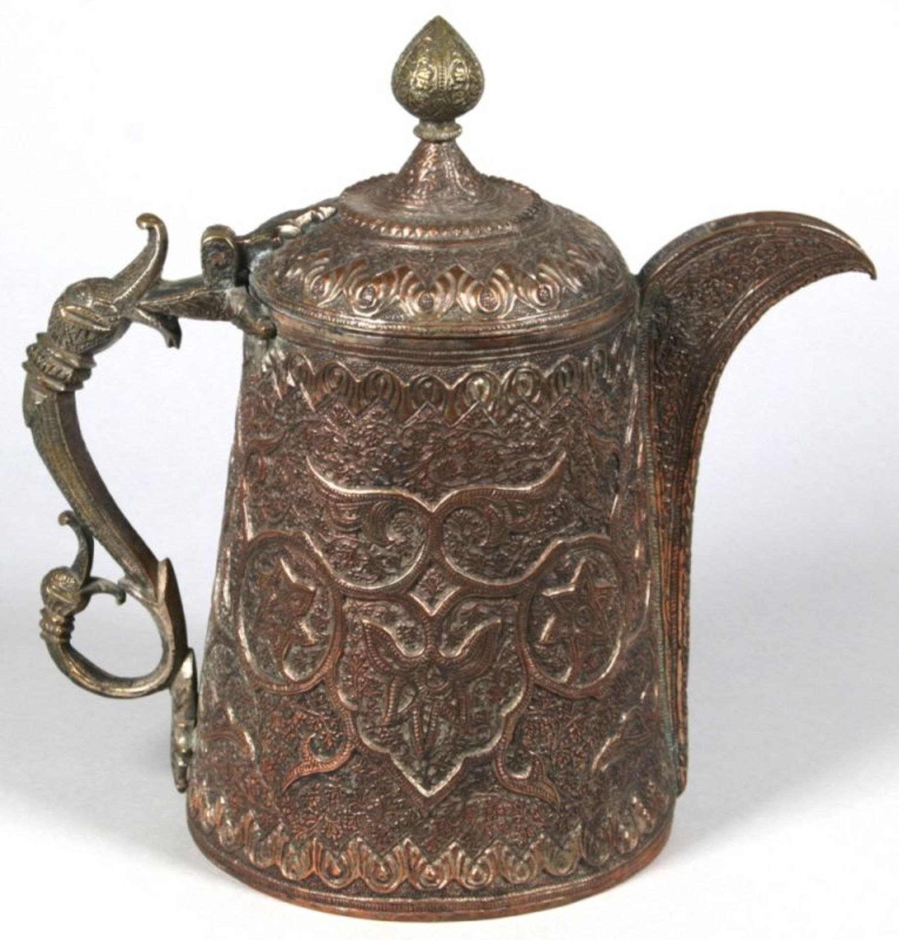 Kupfer-Kanne, wohl Persien, 19. Jh., plastischer Fabeltierhenkel, scharnierter, gewölbterDeckel - Bild 2 aus 5