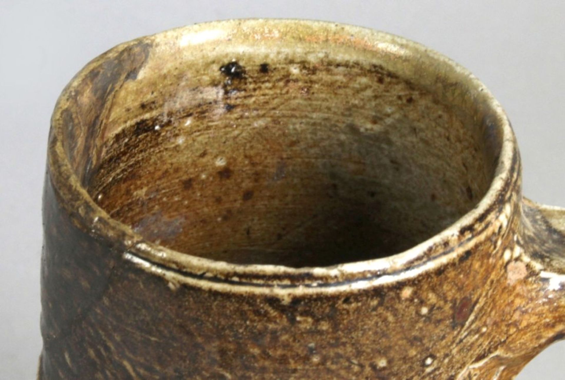 Steinzeug-Zylinderhalskrug, Raeren, 15. Jh., wellig gedrückt ausgestellter Rundstand,bauchiger - Bild 5 aus 7