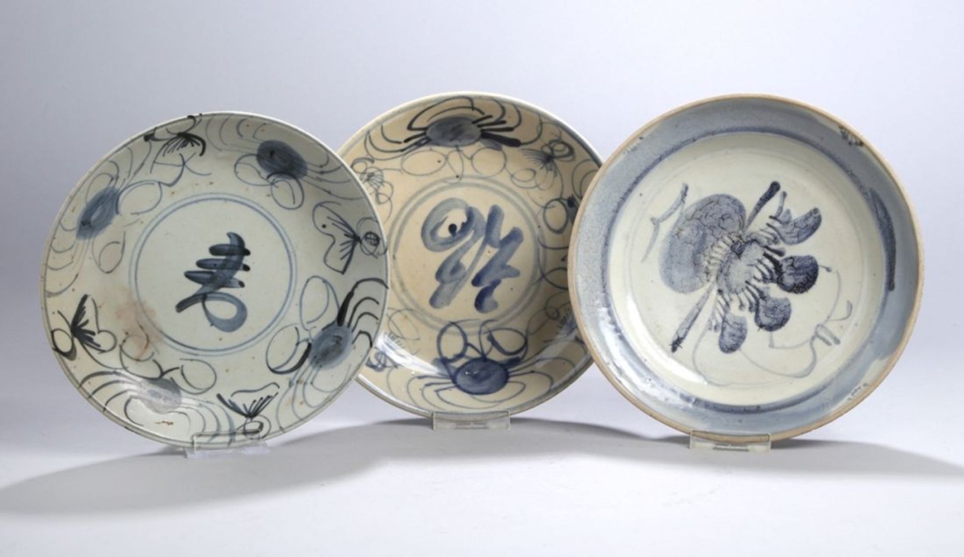 Drei Porzellan-Zierteller, China, Ming-Dynastie, runde, gemuldete Formen, unterschiedlichdekori