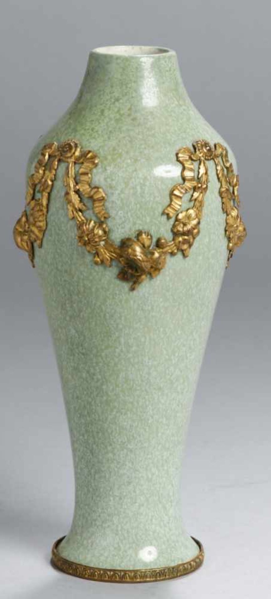 Keramik-Ziervase, Sèvres, um 1900, leicht ausgestellter, runder Stand, schlanker, sichnach oben