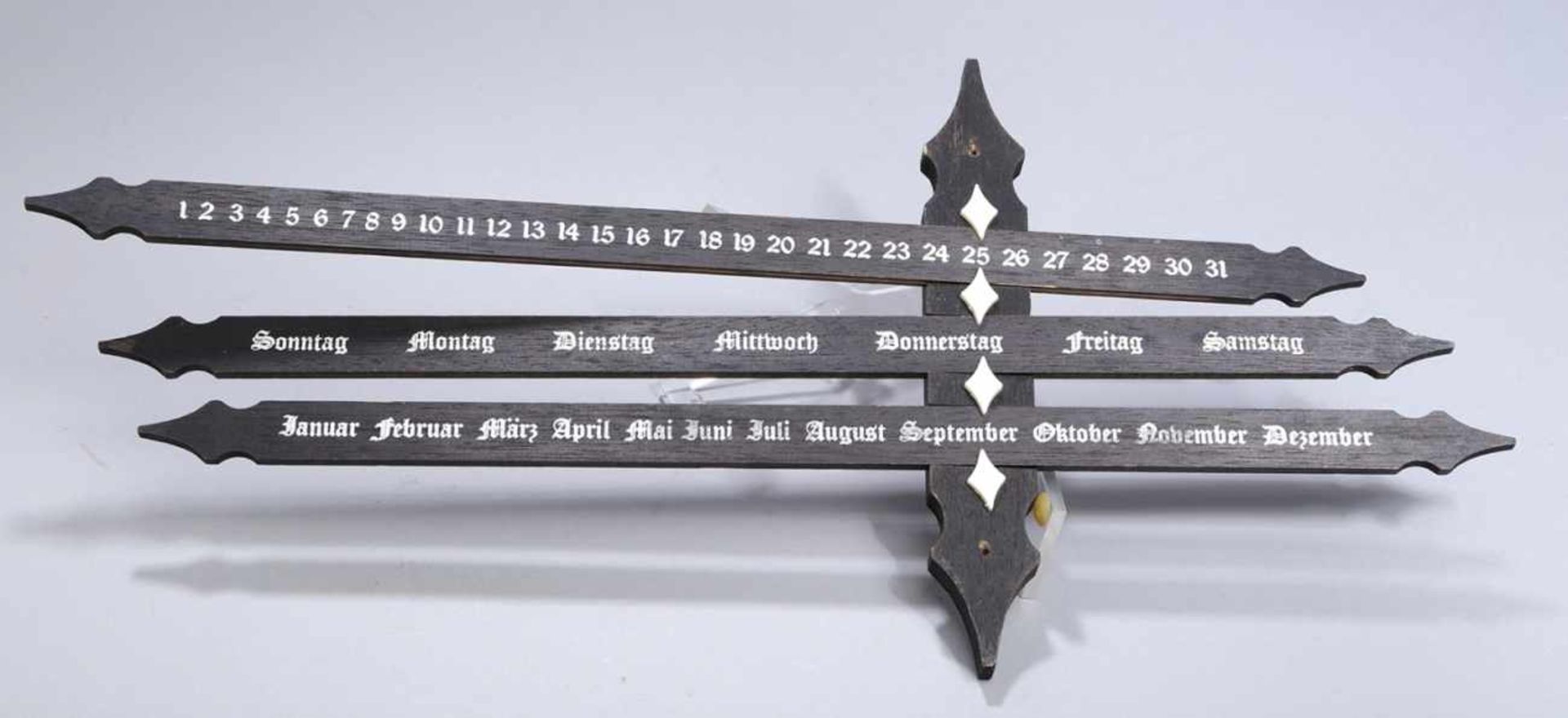 Holz-Kalender, dt., wohl alpenländisch, 1. Hälfte 20. Jh., verstrebte, verschiebbare,ebonisiert