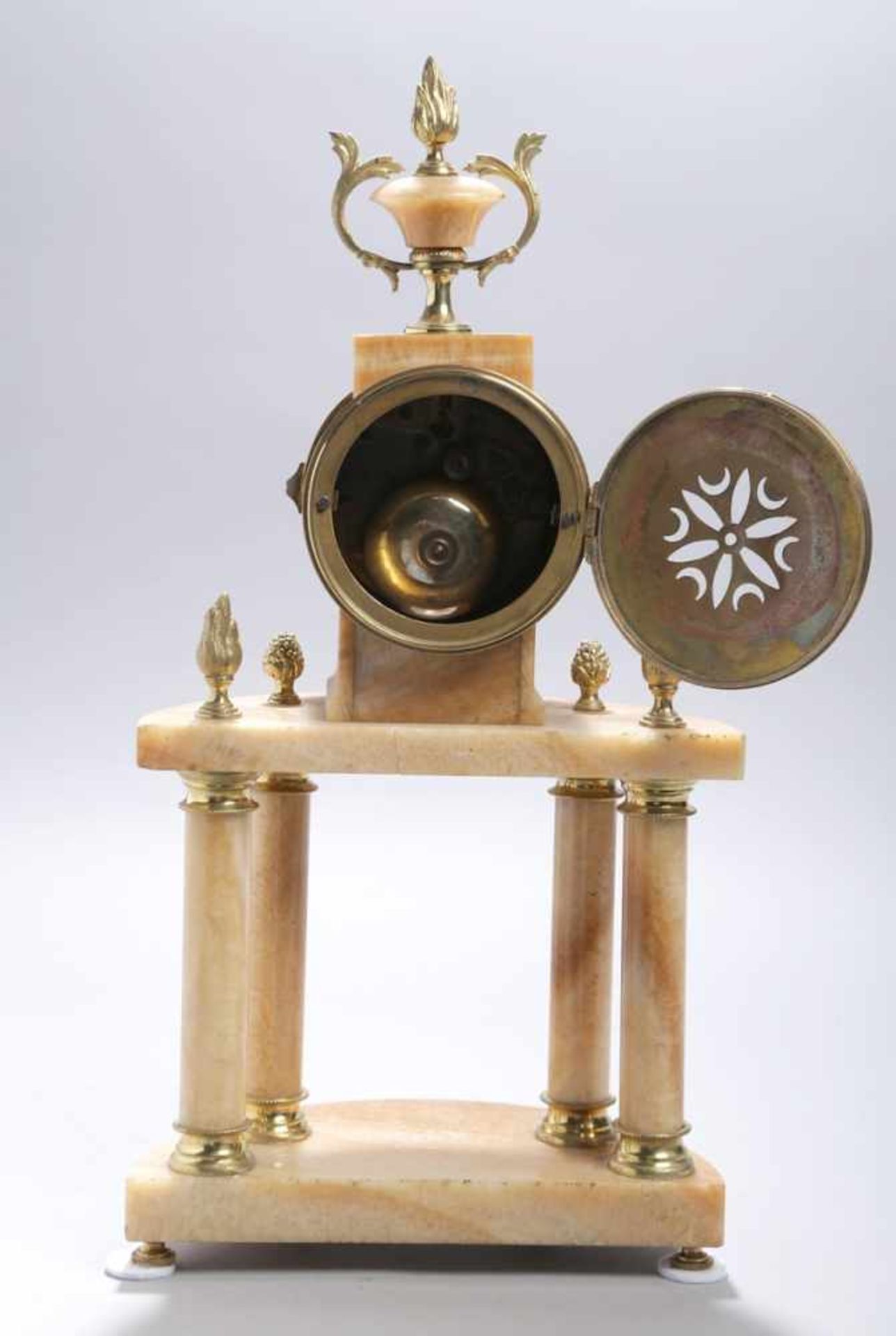 Kamin-Uhr, Frankreich, Mitte 19. Jh., Marmorsockel, darauf 4 Säulen, Uhrwerk als obererAbschluß - Bild 2 aus 2