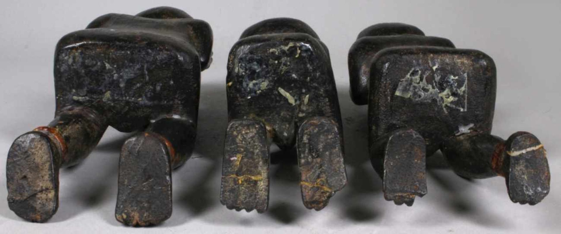 Drei Holzfiguren, "Dämonen", Indonesien, Mitte 20. Jh., nackte Darstellungen in Sitzpose,die Ar - Bild 3 aus 3
