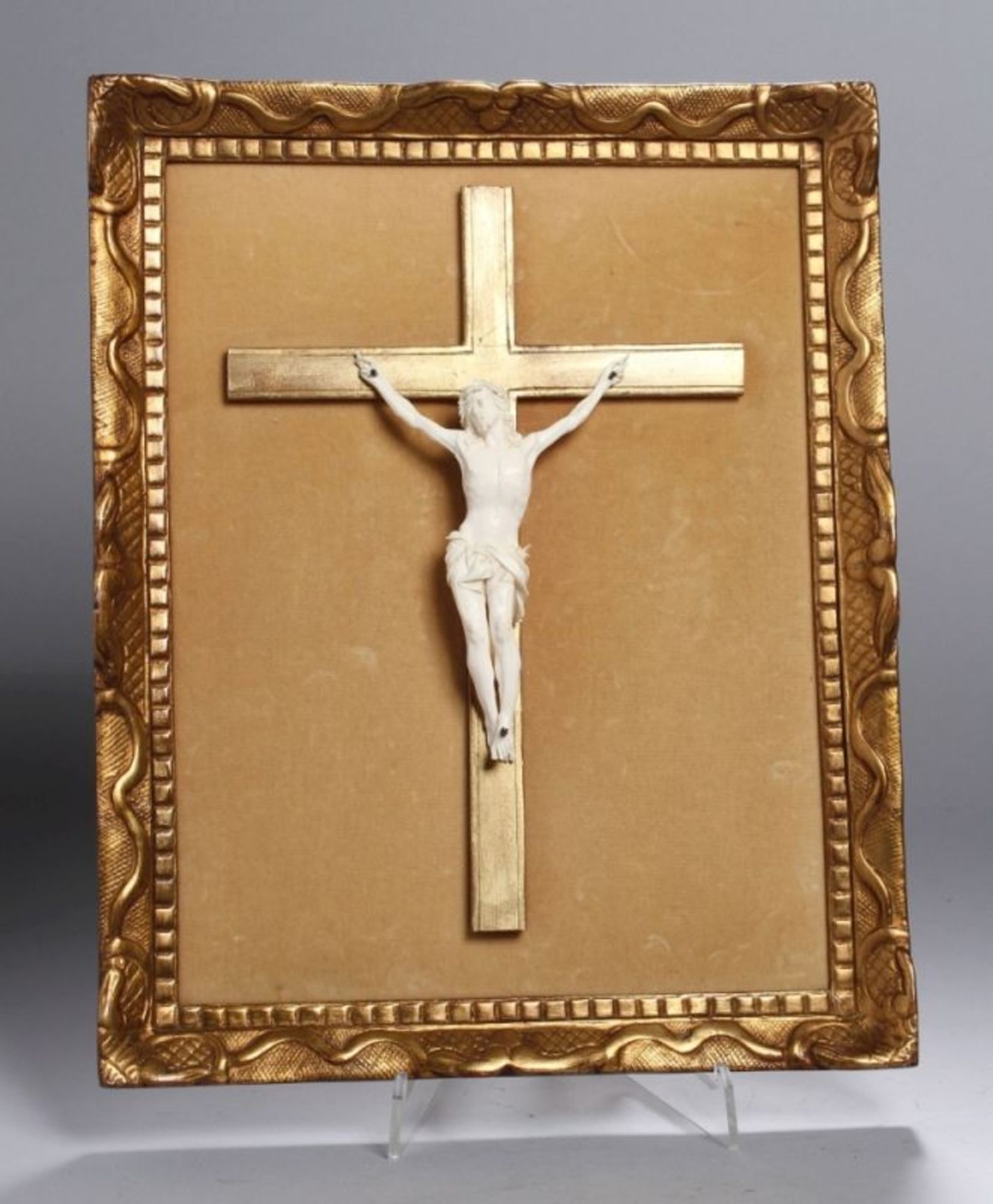 Elfenbein-Corpus Christi auf Holzkreuz in Rahmung, Frankreich, um 1880, vollplastischerCorpus C