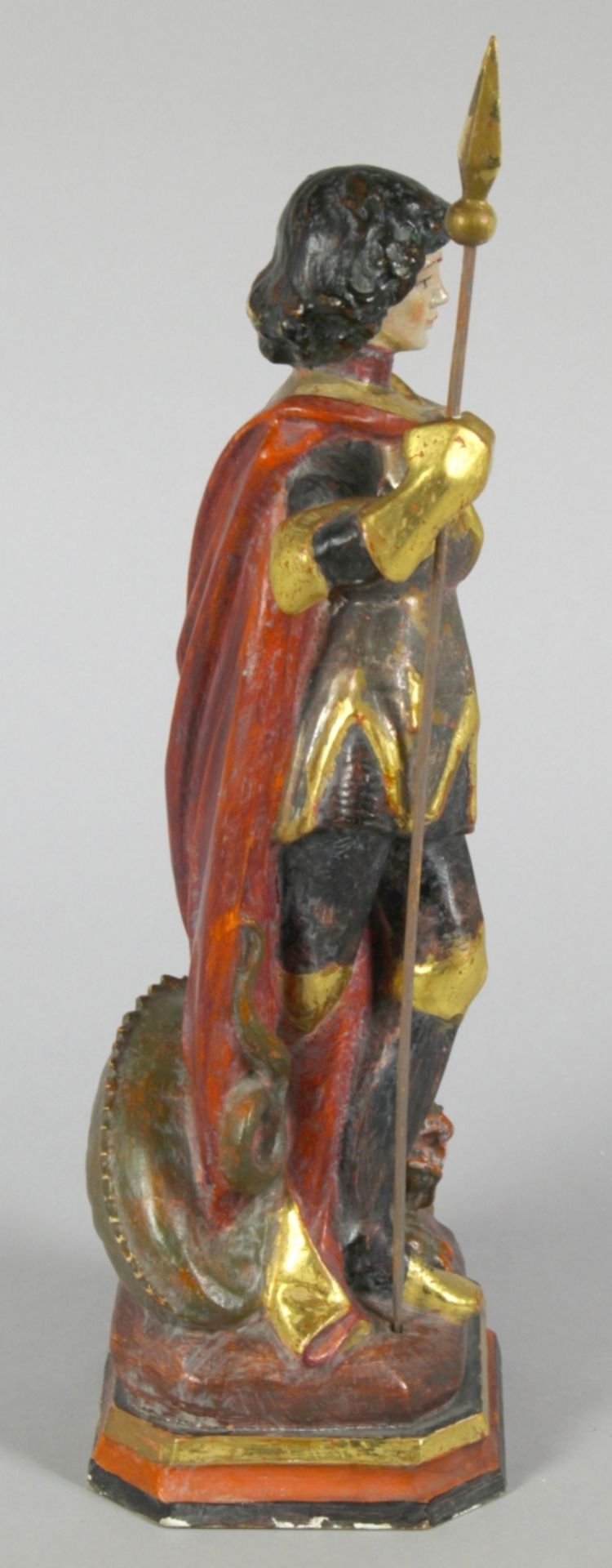 Holz-Figur, "Hl. Georg", dt., 20. Jh., auf getrepptem Rechtecksockel mit abgeschrägtenEcken vol - Bild 2 aus 3