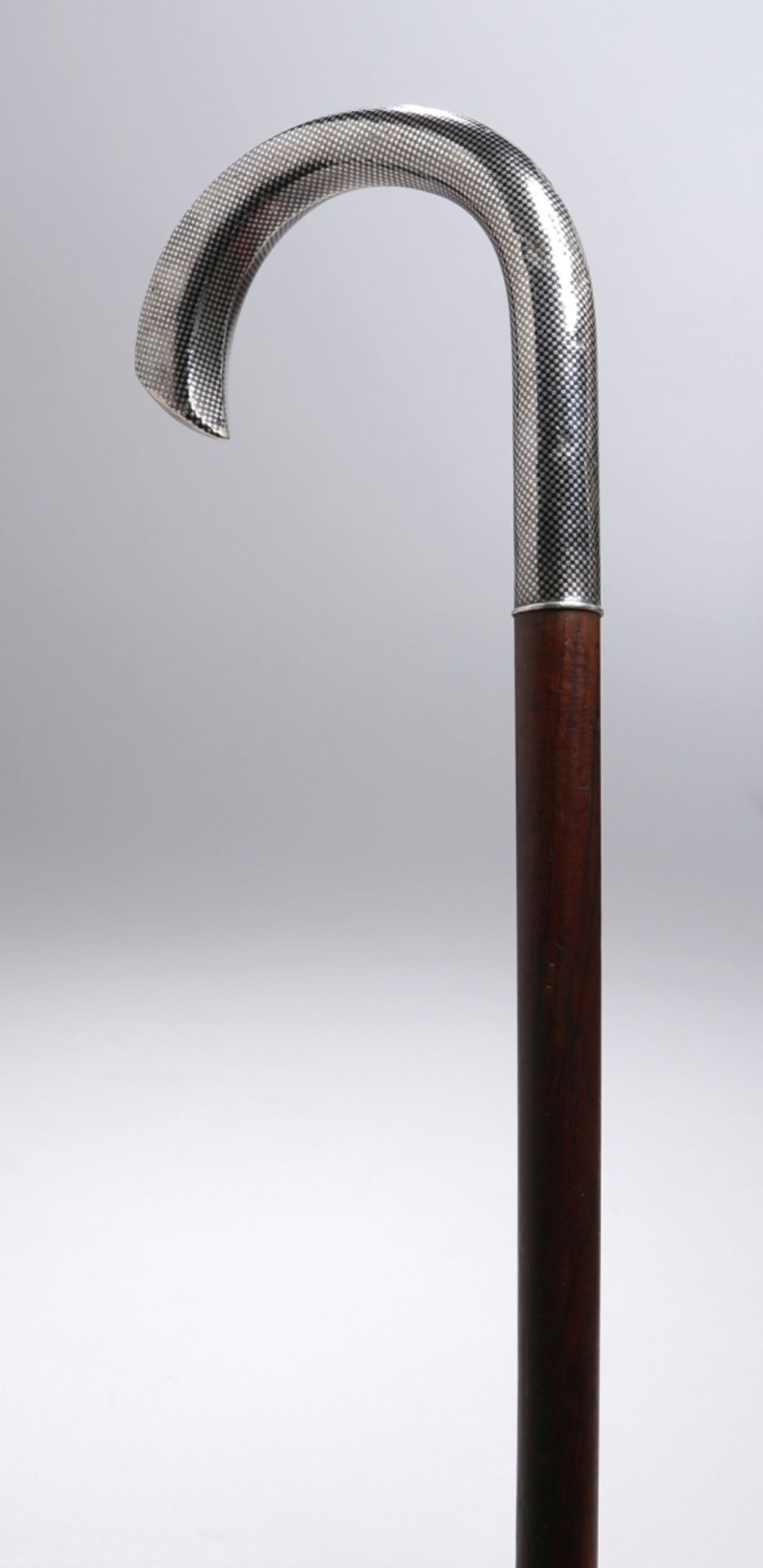Spazierstock, dt., um 1920, brauner Holzschaft, Griff Silber 800, gearbeitet inNiello-Technik,