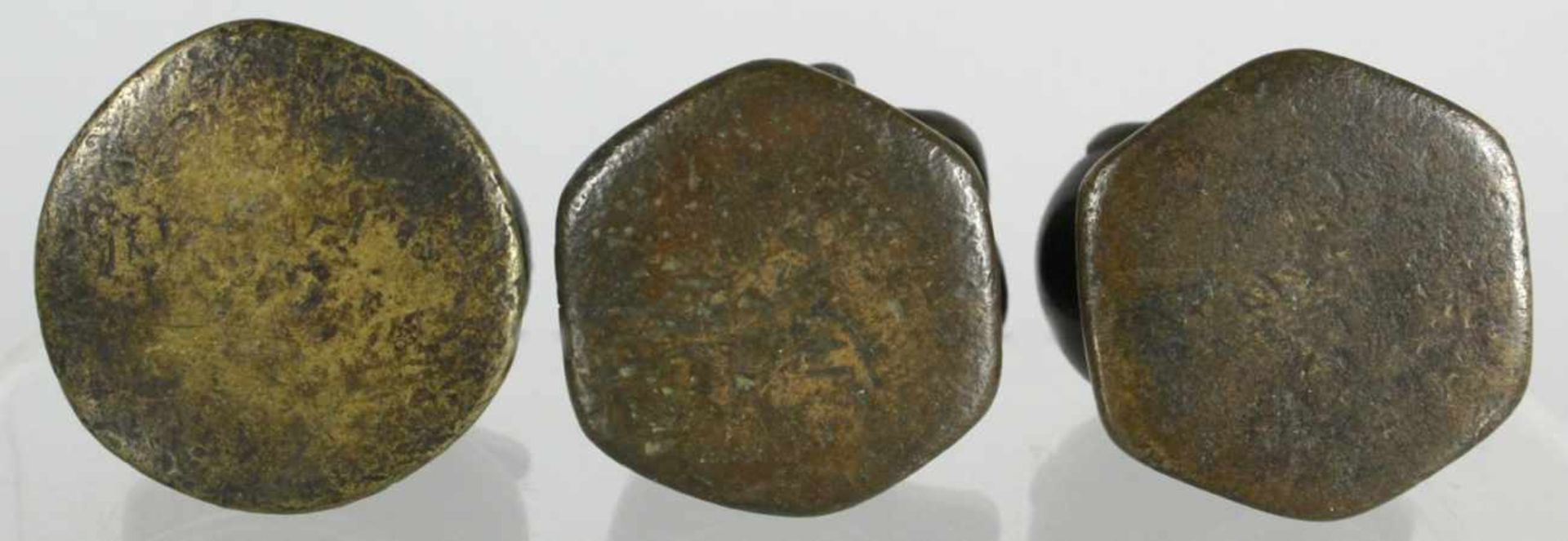 Drei Bronze-Opiumgewichte, Burma, 18./19. Jh., gearbeitet in Form von Enten auf Sockel,dunkle A - Bild 2 aus 2