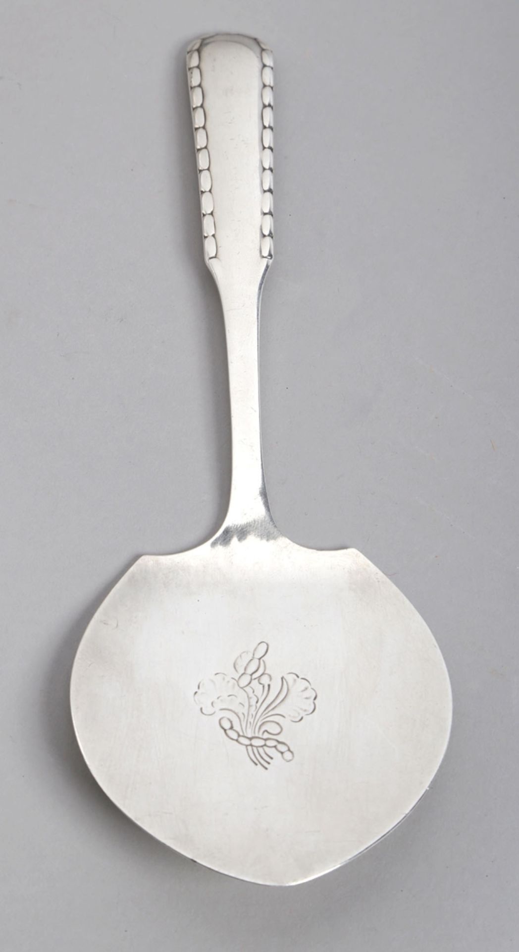Pastetenheber, Georg Jensen, Dänemark, 1923, Silber 830, stiltypische Form, Griff mitRanddekor,