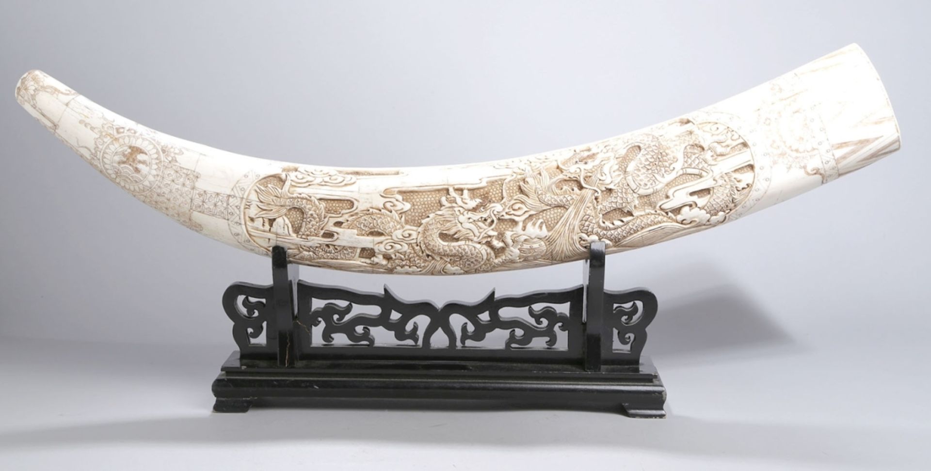 Bein-Schnitzerei, China, 20. Jh., große, gebogte Zahnform, gefertigt aus zusammengesetztenPlatt