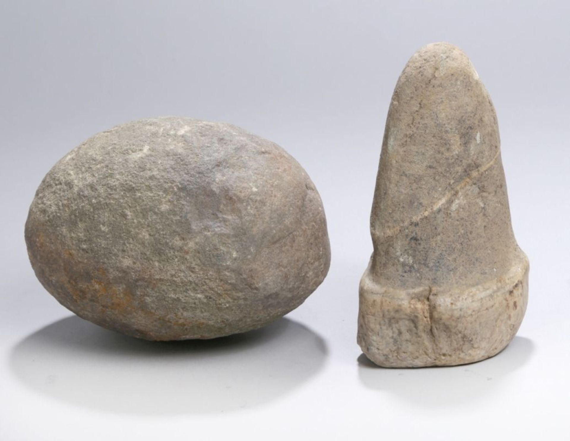 Zwei Versteinerungen, Haizahn und ovales Ei, unterschiedliche Größen, H 12,5 und 13 cm<