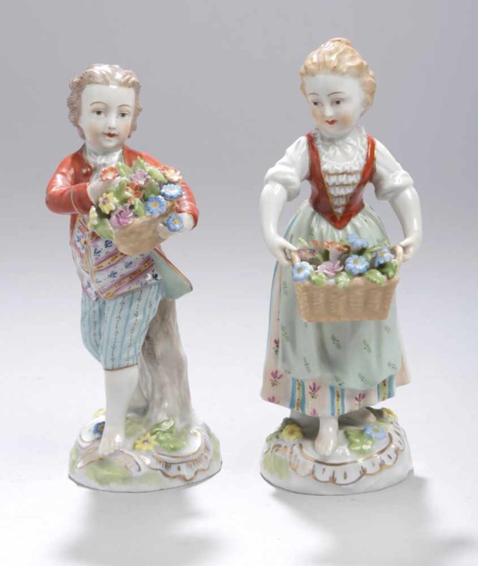 Ein Paar Porzellan-Figuren, "Paar mit Blumenkörben", Dresden, Mitte 20. Jh.,naturalistische, st