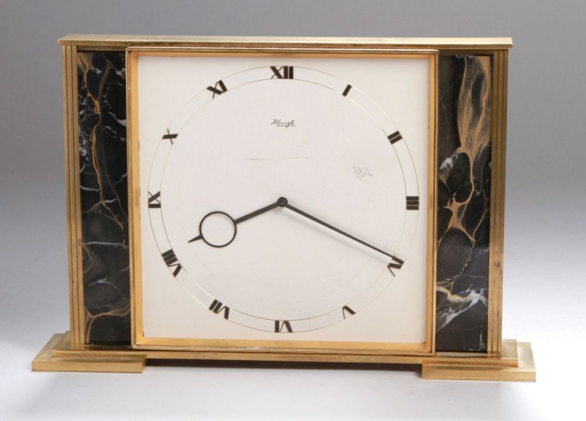Tisch-Uhr, Kienzle, Mitte 20. Jh., mechanisches Werk mit Handaufzug, Messingrahmung, H 16cm, in