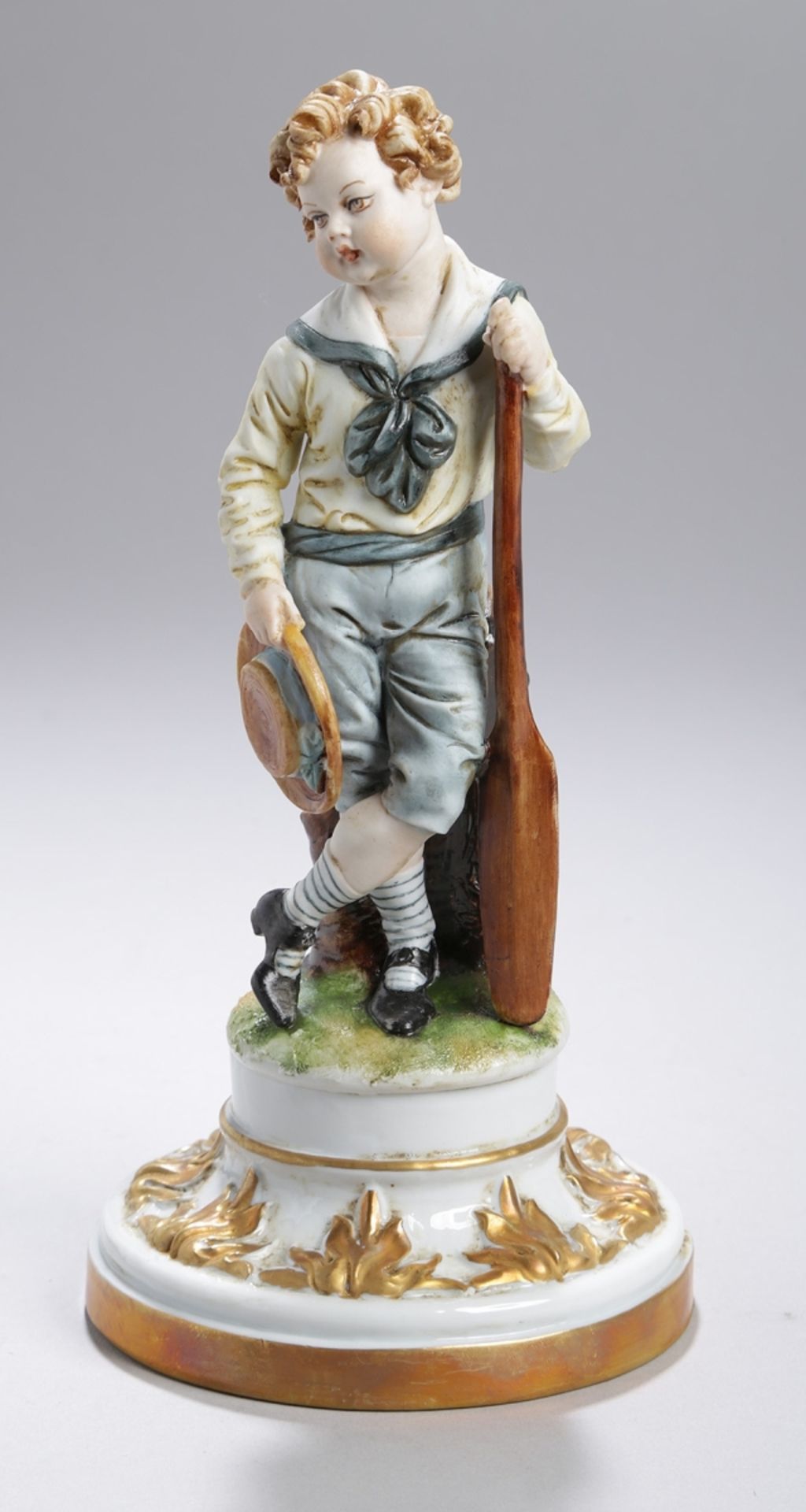Porzellan-Figur, "Knabe mit Paddel", Capodimonte, Italien, 2. Hälfte 20. Jh., auf Sockelmit rel