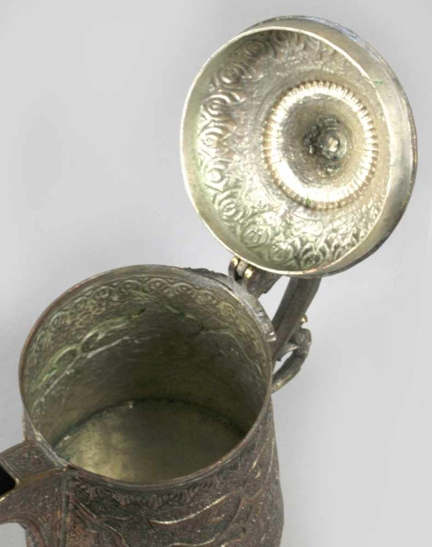 Kupfer-Kanne, wohl Persien, 19. Jh., plastischer Fabeltierhenkel, scharnierter, gewölbterDeckel - Bild 3 aus 5