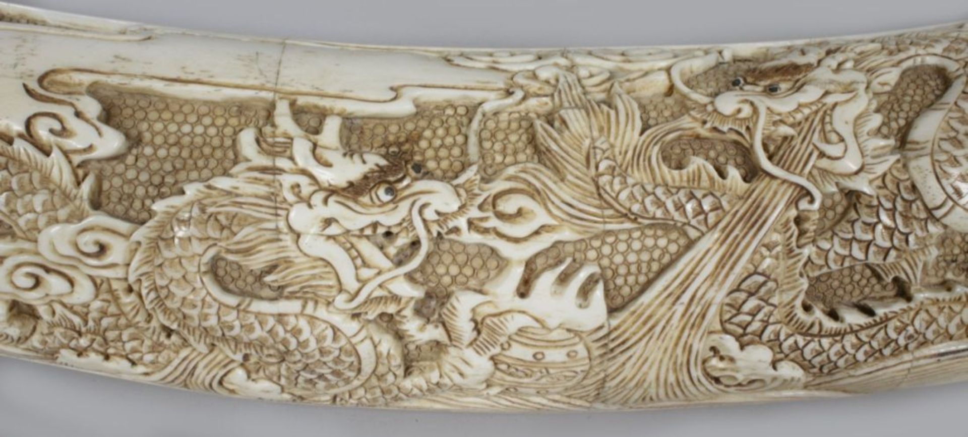 Bein-Schnitzerei, China, 20. Jh., große, gebogte Zahnform, gefertigt aus zusammengesetztenPlatt - Bild 3 aus 4