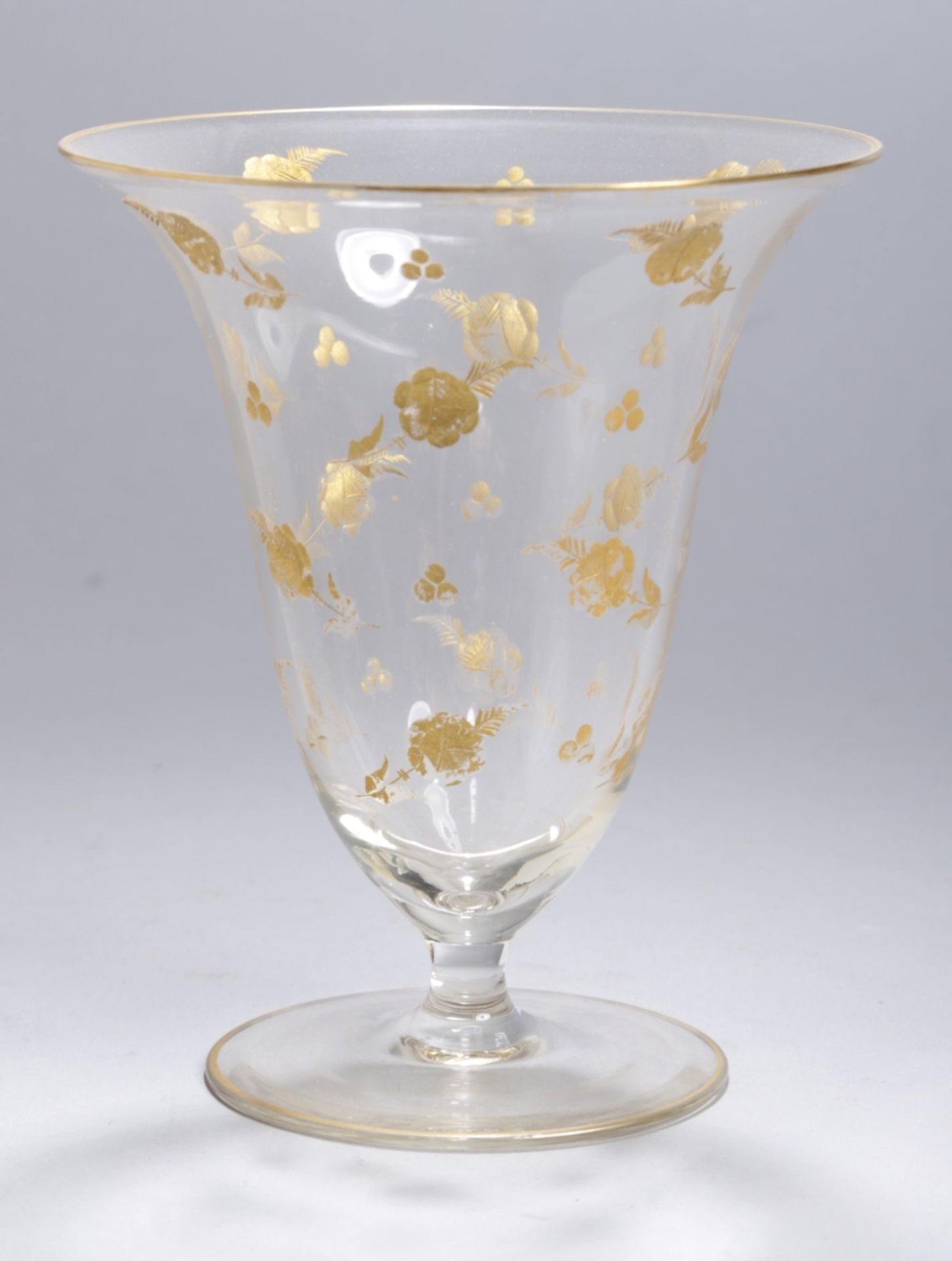 Glas-Ziervase, Böhmen, um 1915, Tellerstand, kurzer Rundschaft, schalnker Glockenkorpusmit auss