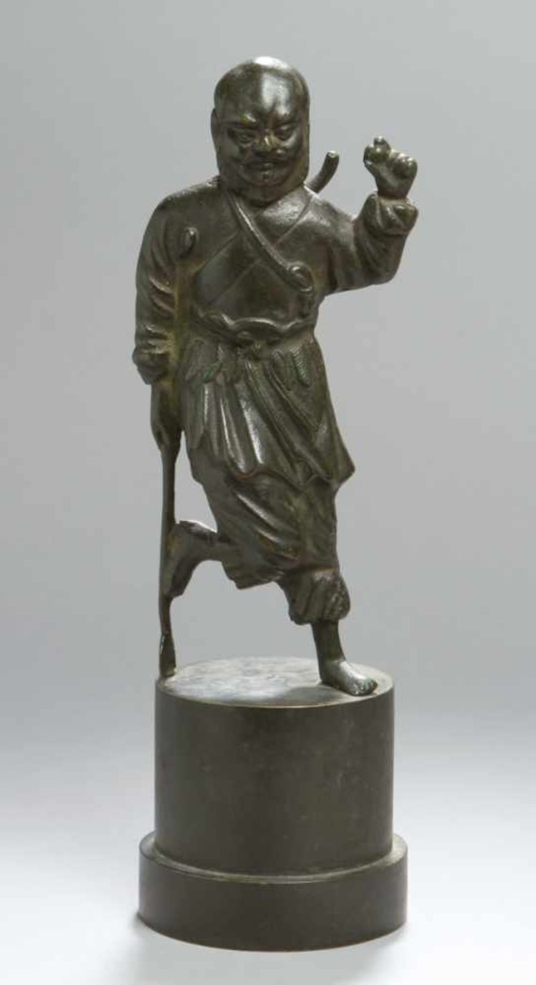 Bronze-Plastik, "Mönch", China, 18./19. Jh., auf zylindrischem Rundsockel mit abgesetztemStand