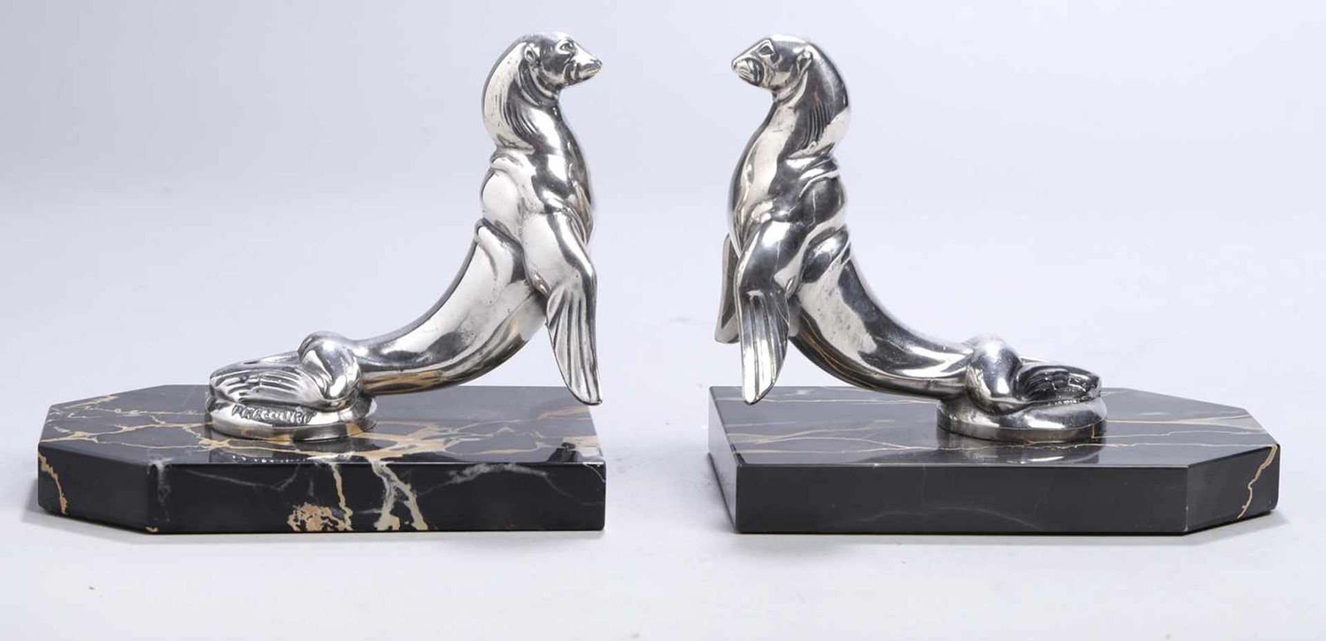 Ein Paar Weißbronze-Buchstützen, "Seehunde", Frécourt, Maurice, französischer Bildhauer,geb. 18