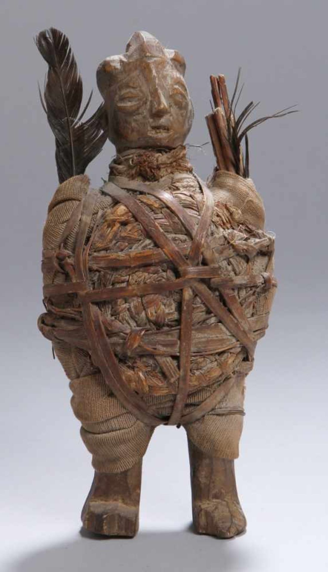 Fetisch-Figur, wohl Suku, Kongo, stehende, figürliche Darstellung, Holz, der Körper mitStoff un