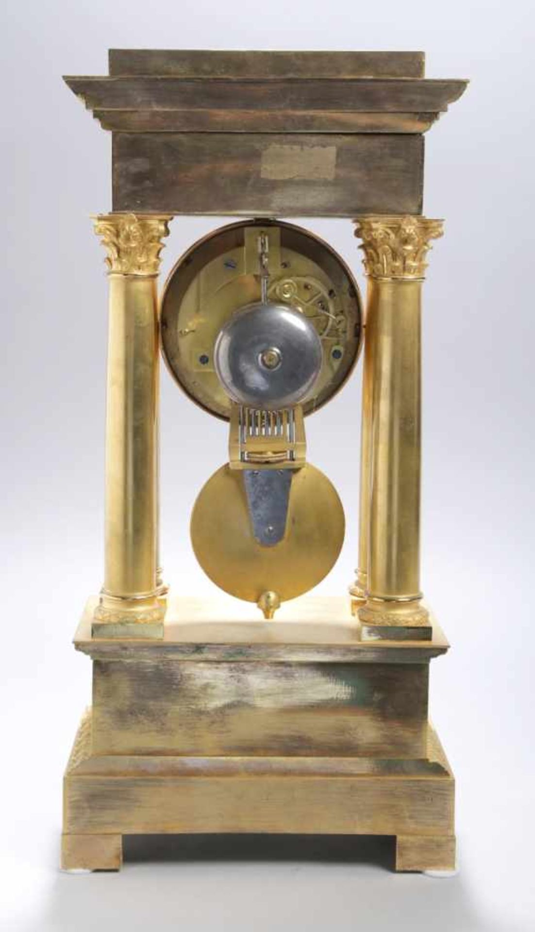 Portal-Uhr, Frankreich, um 1820, Bronzegehäuse, vergoldet, korinthische Säulen,reichhaltiges Zi - Bild 2 aus 2