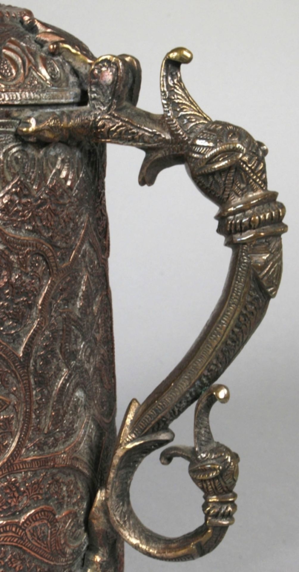Kupfer-Kanne, wohl Persien, 19. Jh., plastischer Fabeltierhenkel, scharnierter, gewölbterDeckel - Bild 4 aus 5