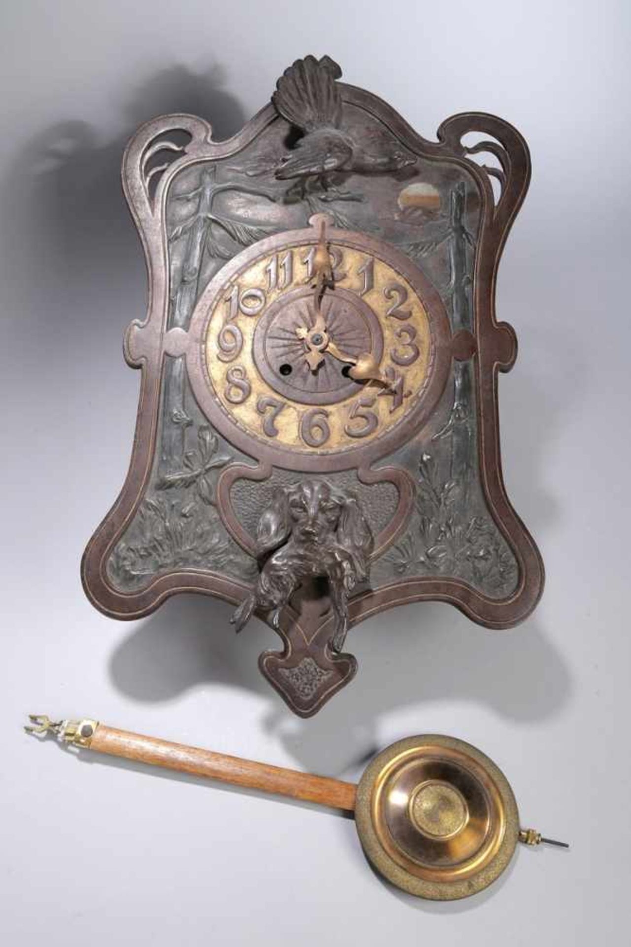 Jugendstil-Wanduhr, um 1900, Holzgehäuse, Messing-Zifferblatt, Ankerwerk, 1/2-Std.Schlagwerk au