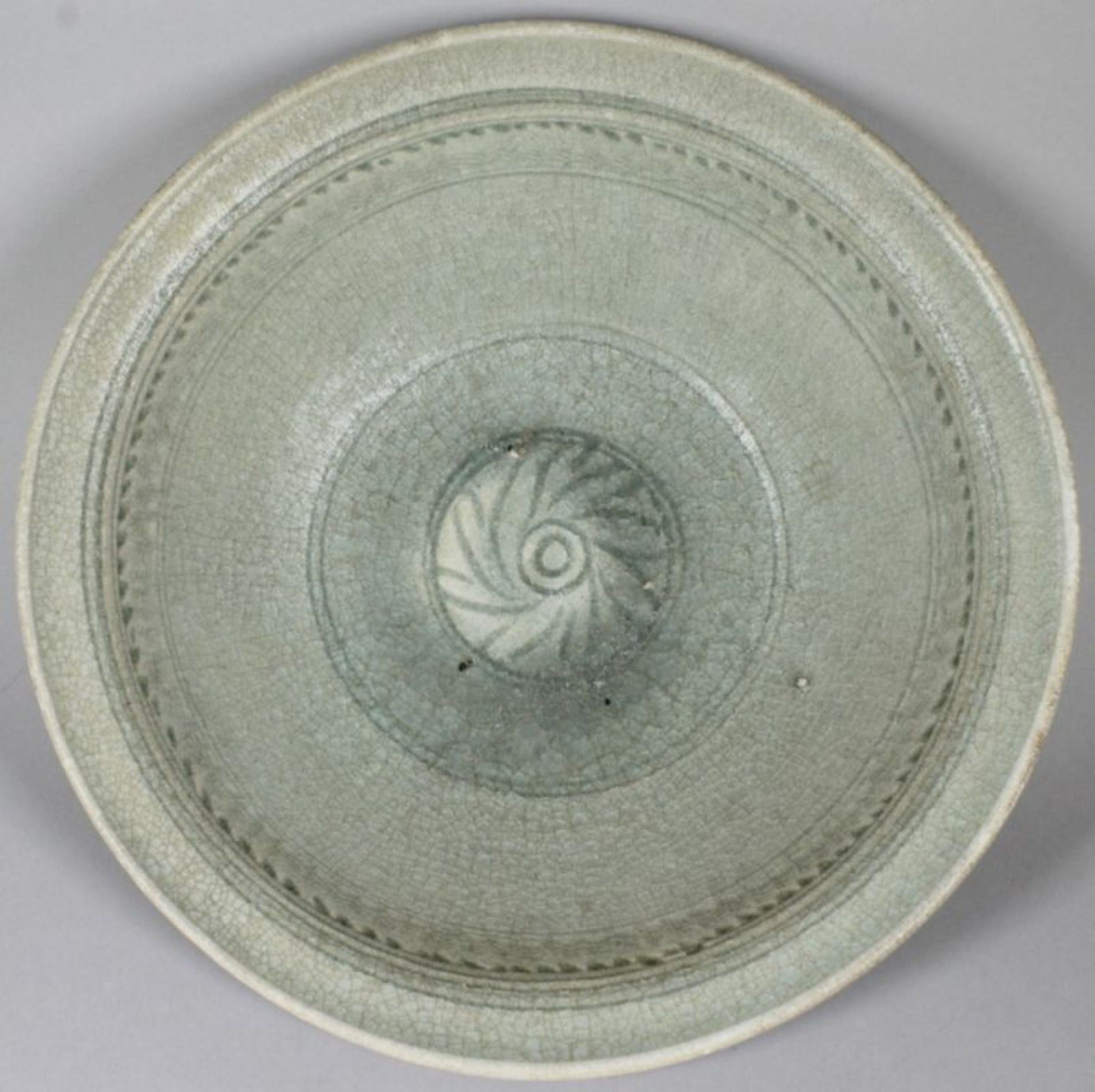Keramik-Zierschale, Asien, wohl 19. Jh. oder früher, evtl. Schiffswrackfund, runder Stand,halbk - Bild 2 aus 3