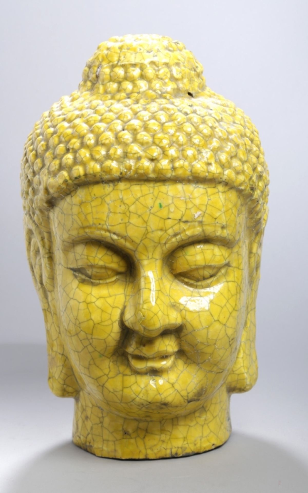 Keramik-Buddhakopf, Asien, 2. Hälfte 20. Jh., vollplastische Darstellung, gelb lasiert,mit Craq