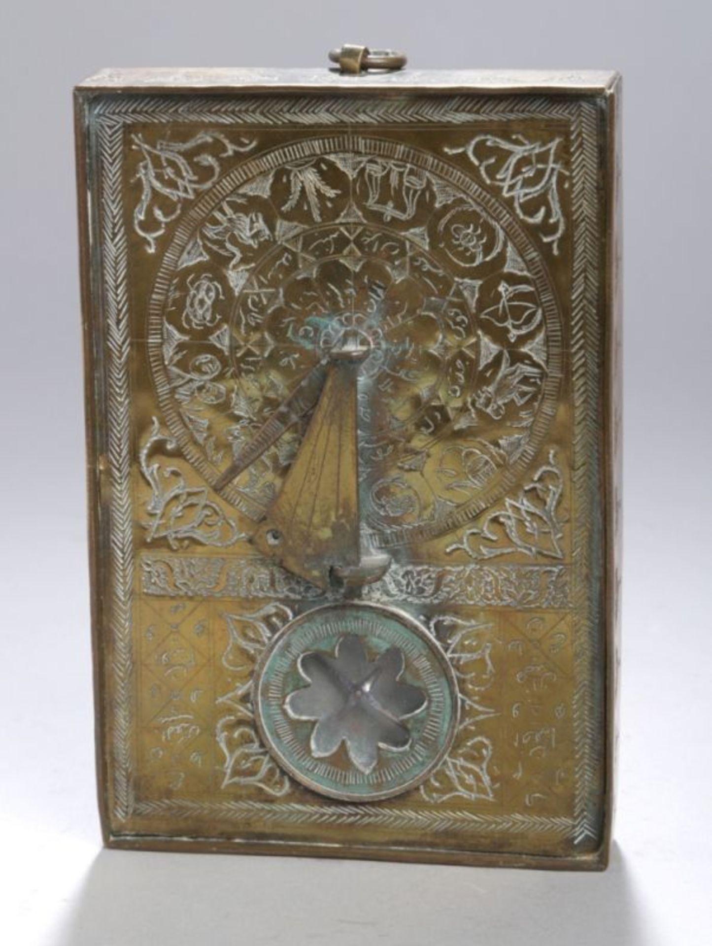 Qibla-Indikator - horizontale Sonnenuhr, wohl Persien, 18. Jh., mit Kompass der in die vomKoran