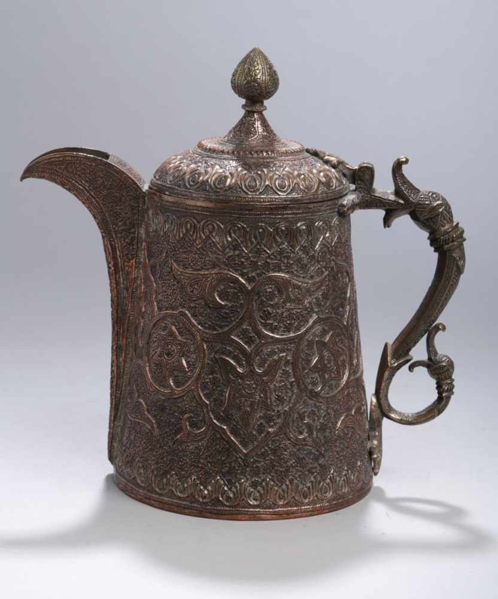 Kupfer-Kanne, wohl Persien, 19. Jh., plastischer Fabeltierhenkel, scharnierter, gewölbterDeckel