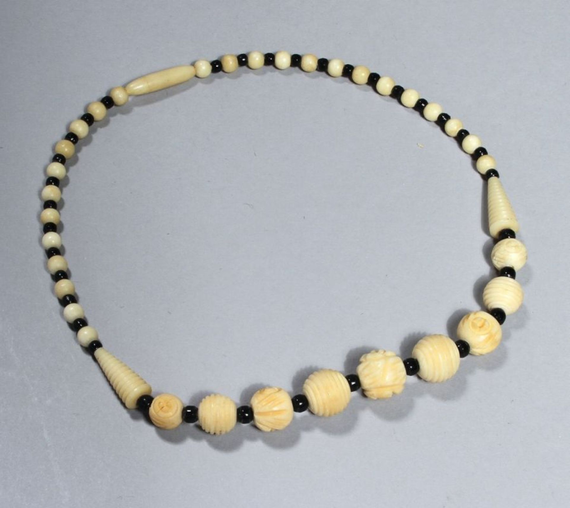 Kindere Bein-Halskette, im Verlauf gefädelt, D 5-12 mm, teilw. beschnitzt, Drehverschluß,L 32 c