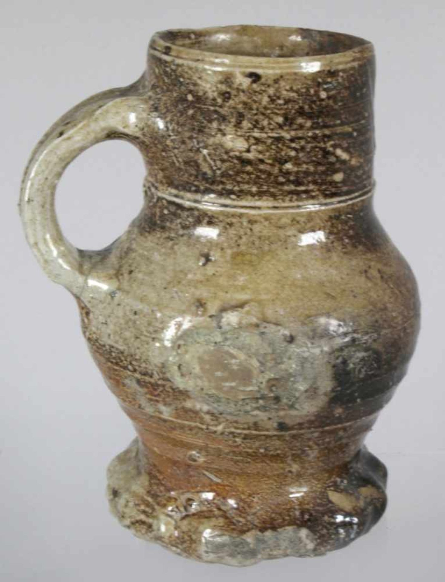 Steinzeug-Zylinderhalskrug, Raeren, 15. Jh., wellig gedrückt ausgestellter Rundstand,bauchiger - Bild 2 aus 7