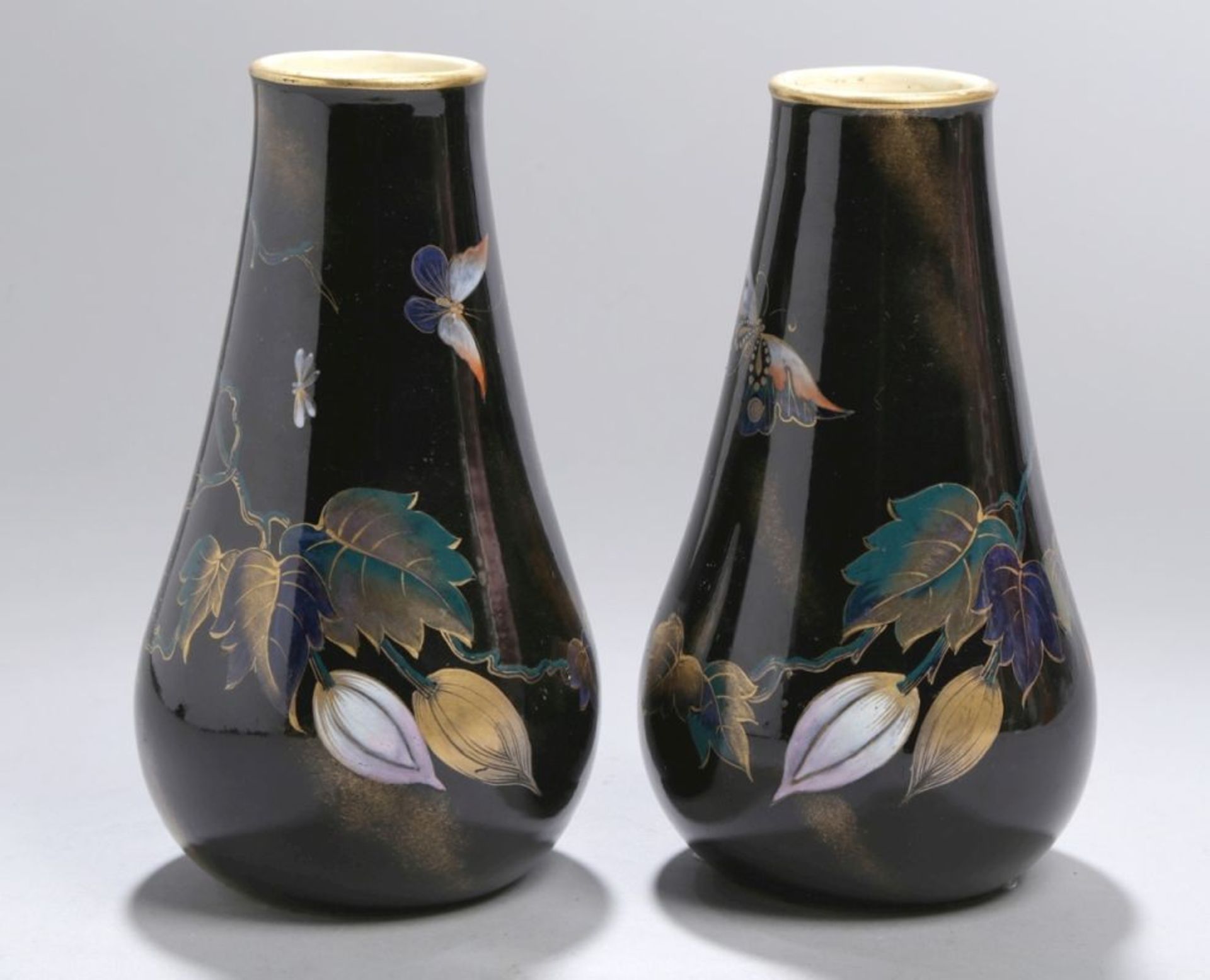Ein Paar Jugendstil Keramik-Ziervase, Frankreich, runder Stand, im Ansatz gebauchter, sichzu Ha