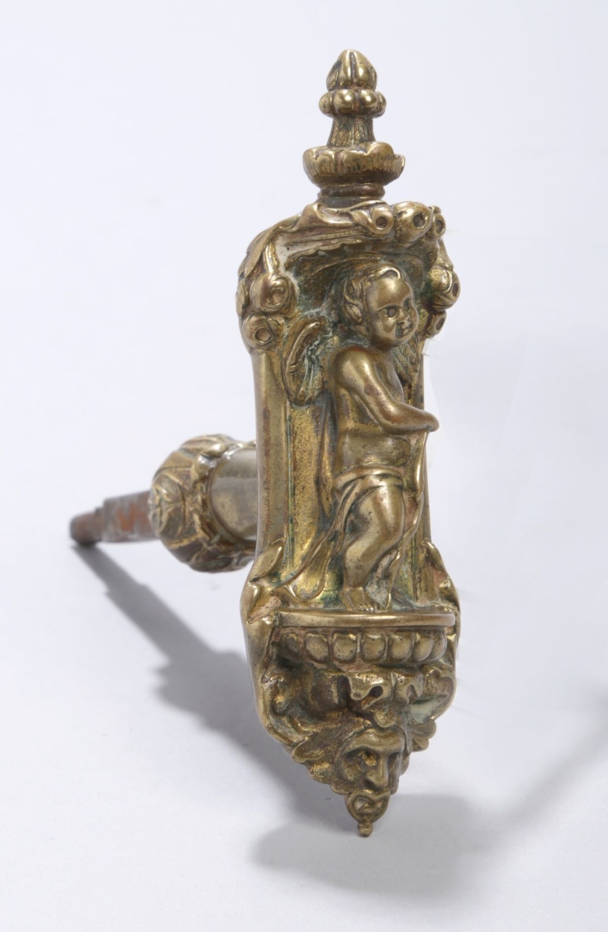 Bronze-Drehgriff, wohl dt., 18./19. Jh., zwischen Kapitellen mit Maskaronabschluß undKnaufbekrö