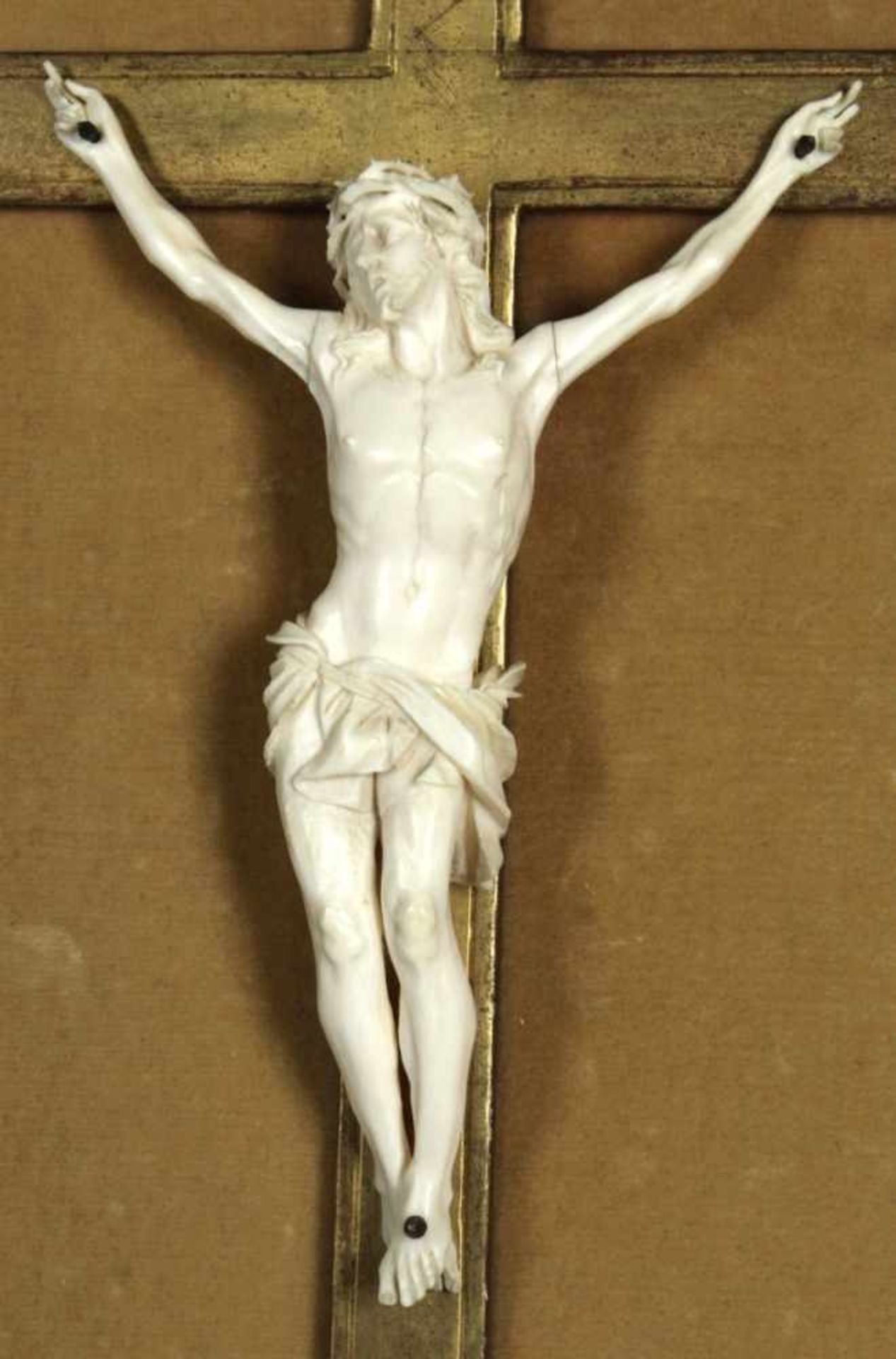 Elfenbein-Corpus Christi auf Holzkreuz in Rahmung, Frankreich, um 1880, vollplastischerCorpus C - Bild 2 aus 3