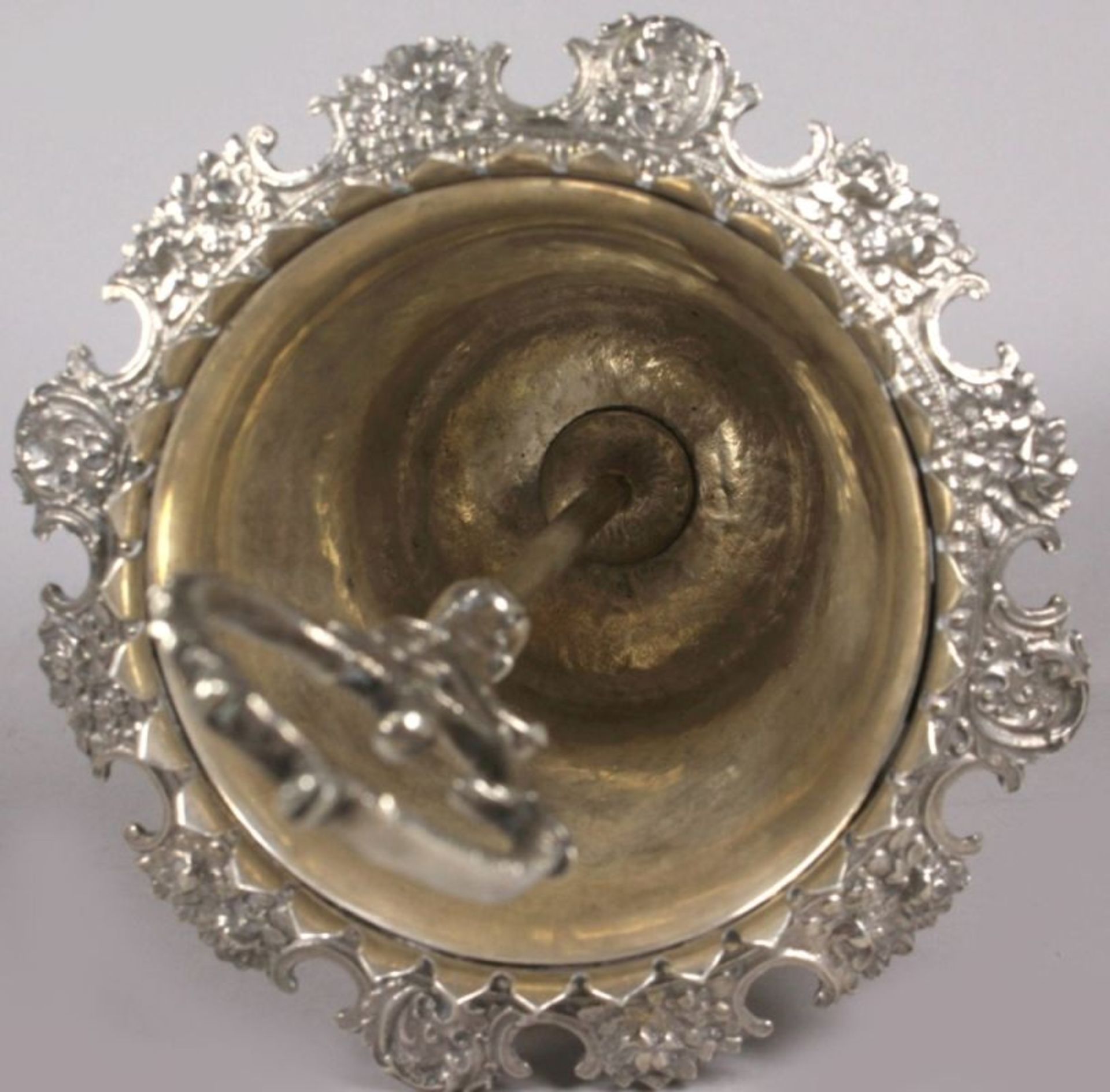 Zuckerschale, unleserlich gepunzt, Mitte 19. Jh., Silber, runder Stand mit geschweiftenFüßen, g - Bild 2 aus 4