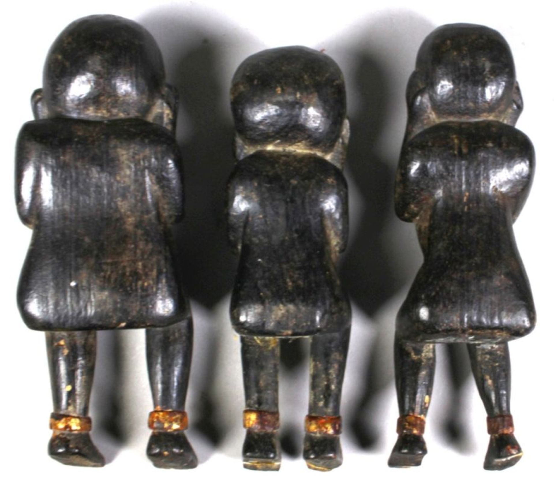 Drei Holzfiguren, "Dämonen", Indonesien, Mitte 20. Jh., nackte Darstellungen in Sitzpose,die Ar - Bild 2 aus 3