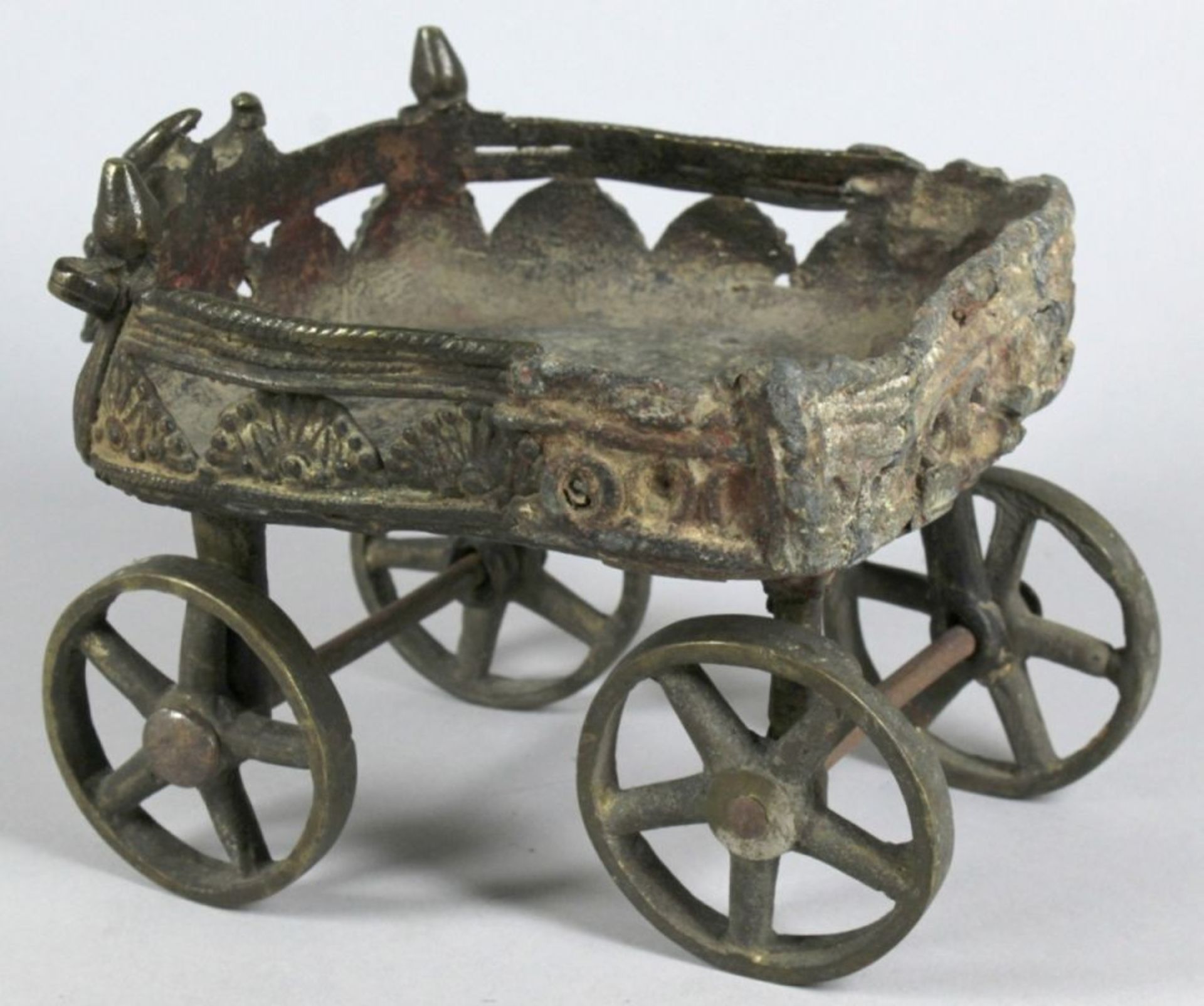 Bronze-Zeremonialwagen, Indien, 19. Jh., mit schöner Alterspatina, 13 x 16 x 15 cm,rückseitiger - Bild 2 aus 4