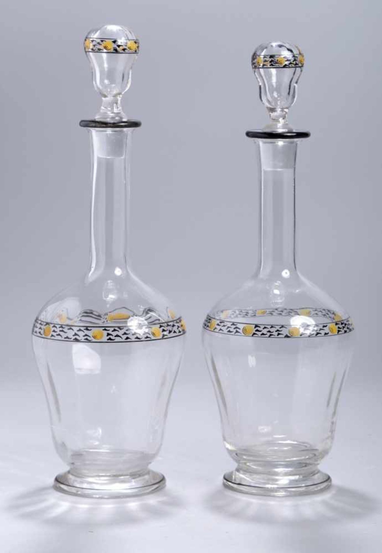 Ein Paar Glas-Karaffen, Frankreich, um 1920, ausgestellter, runder Stand, bauchigerKorpus, schl