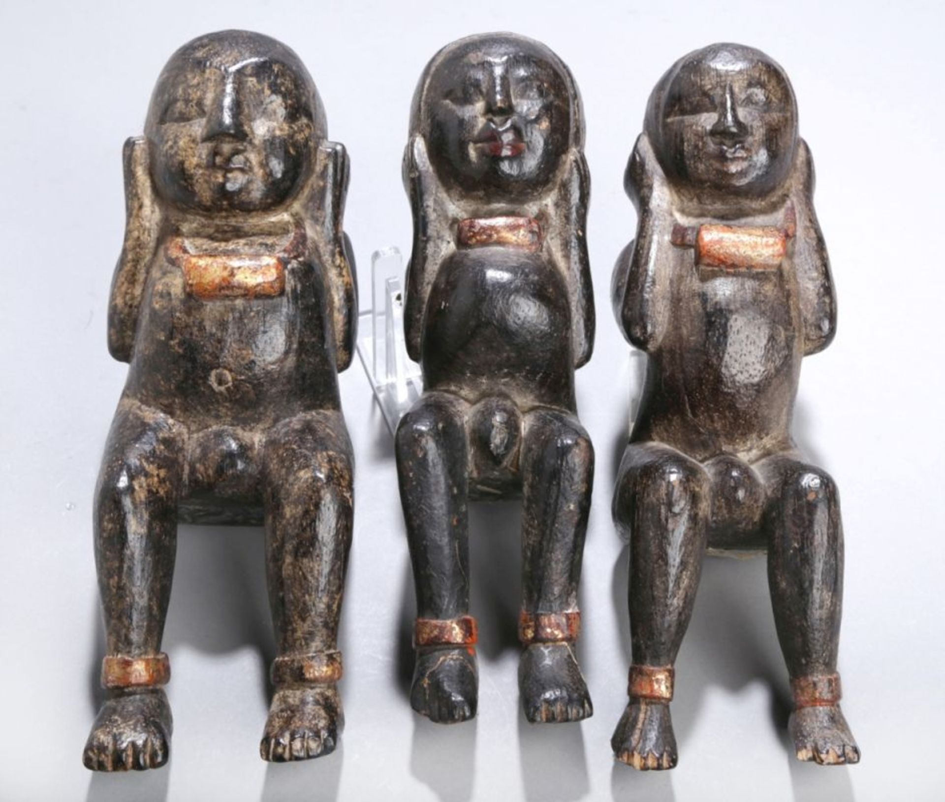 Drei Holzfiguren, "Dämonen", Indonesien, Mitte 20. Jh., nackte Darstellungen in Sitzpose,die Ar