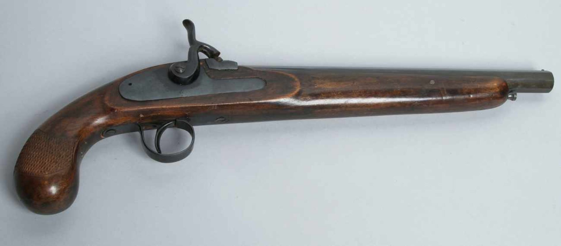 Perkussionspistole, um 1800, brünierter Eisenlauf, -schloß, -beschläge und -abzugshahnsowie Kim
