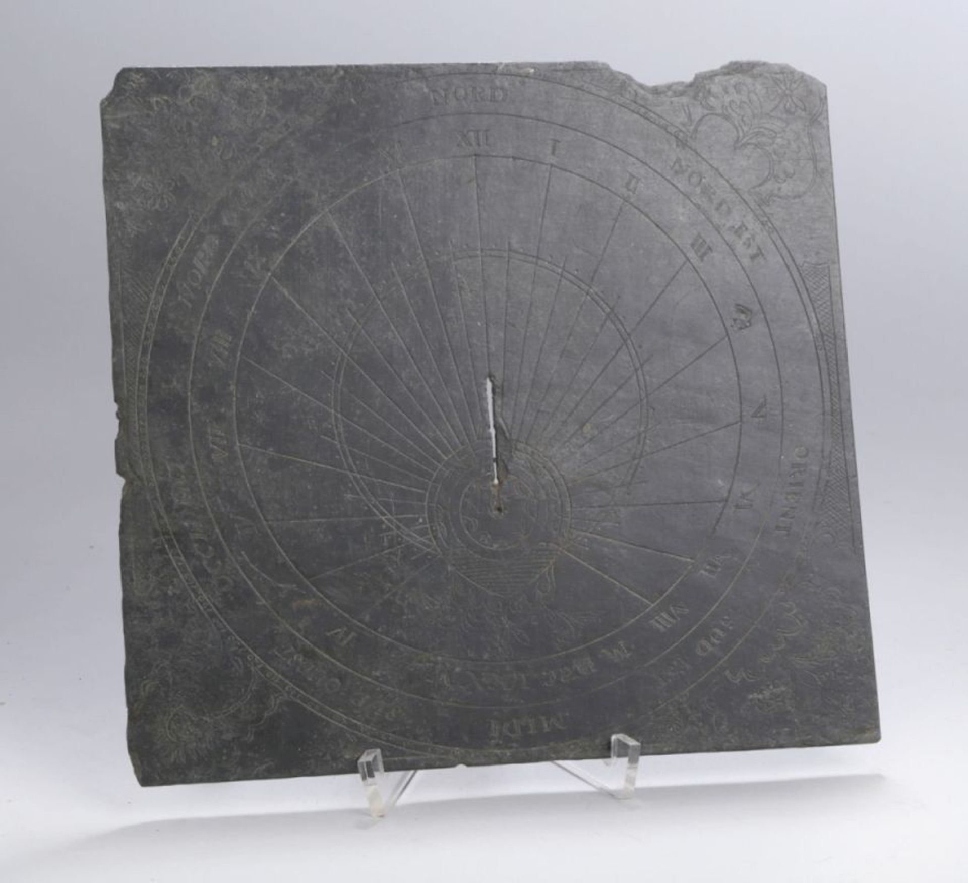 Schiefer-Sonnenuhr, 18. Jh., gravierte Platte, Zeiger fehlt, 21 x 22 cm, Rand teilw.besch.<